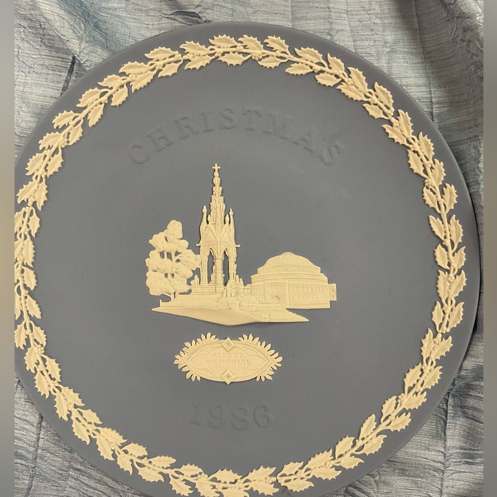 Limited Edition Wedgwood Christmas Plate 1986 Albert Memorial, London, England